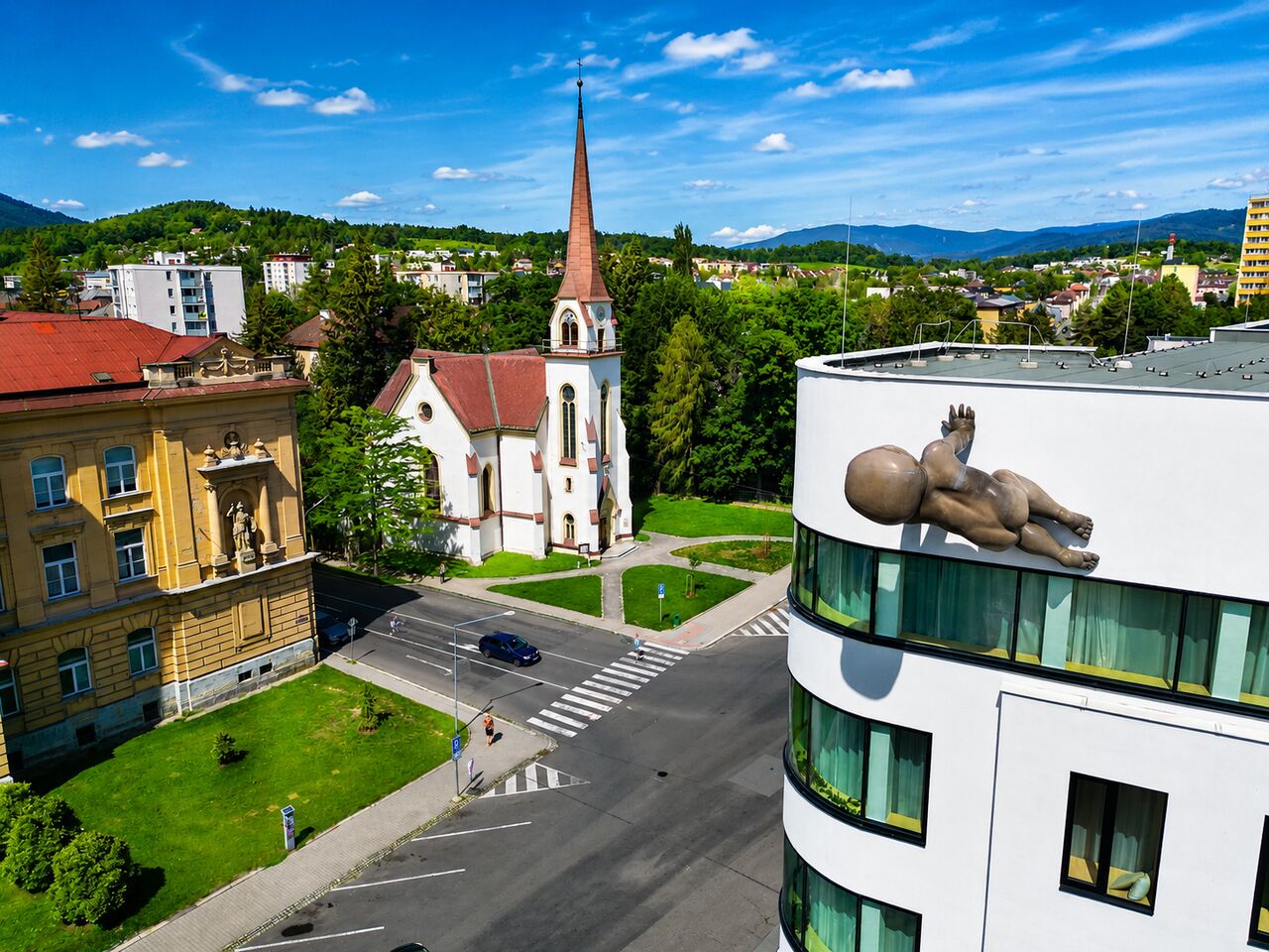 Fasádu šumperského michelinského hotelu Perk obsadilo Miminko Davida Černého